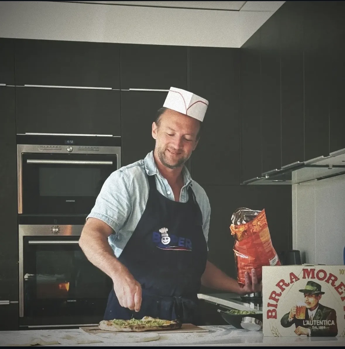 Préparation et garniture d’une pizza BOPER