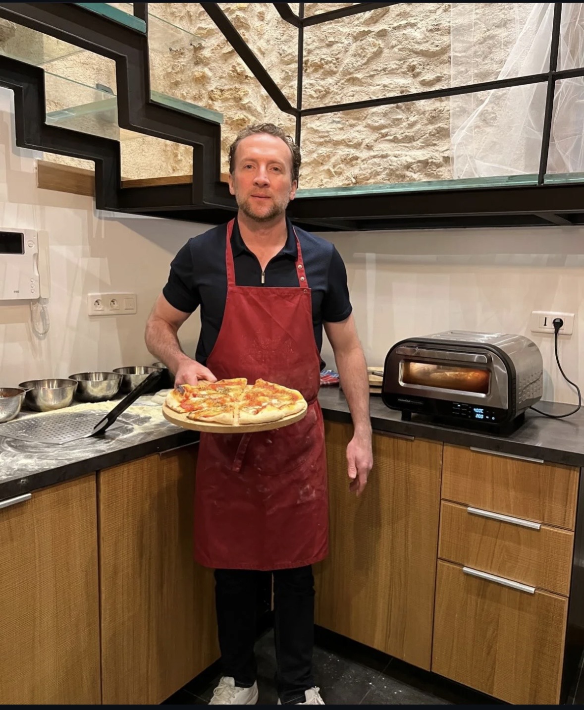 Le pizzaiolo BOPER présentant une pizza